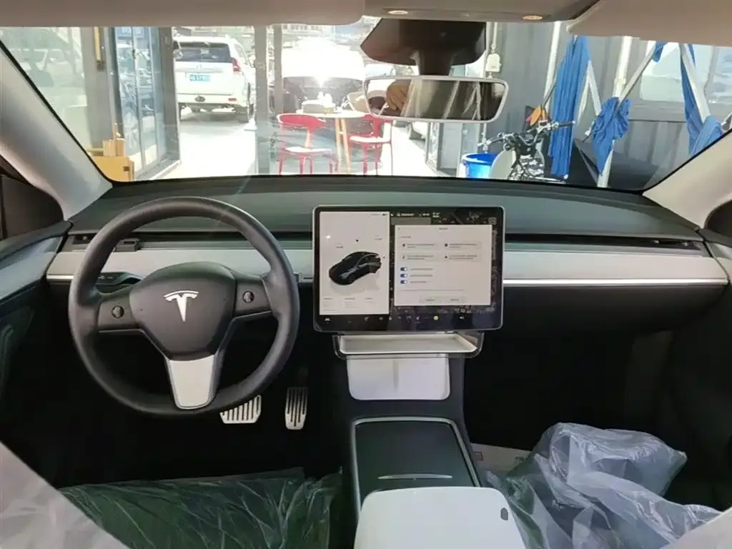 Tesla Model Y — фото 10