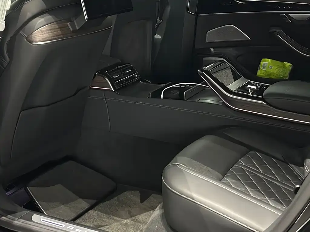 Audi A8 — фото 2