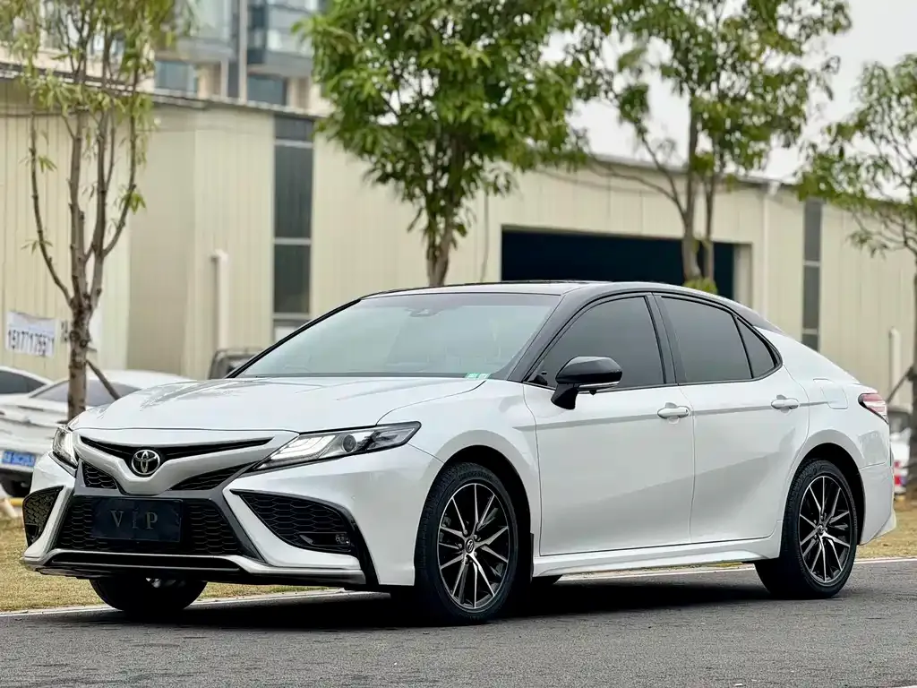 Toyota Camry — фото 1