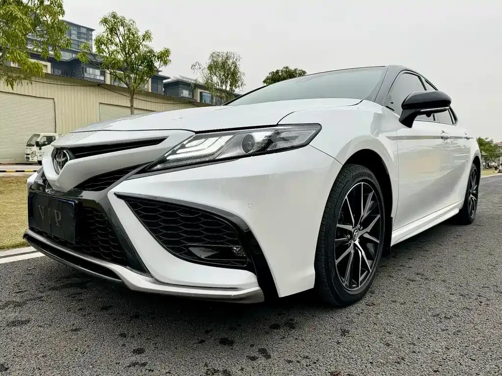 Toyota Camry — фото 9