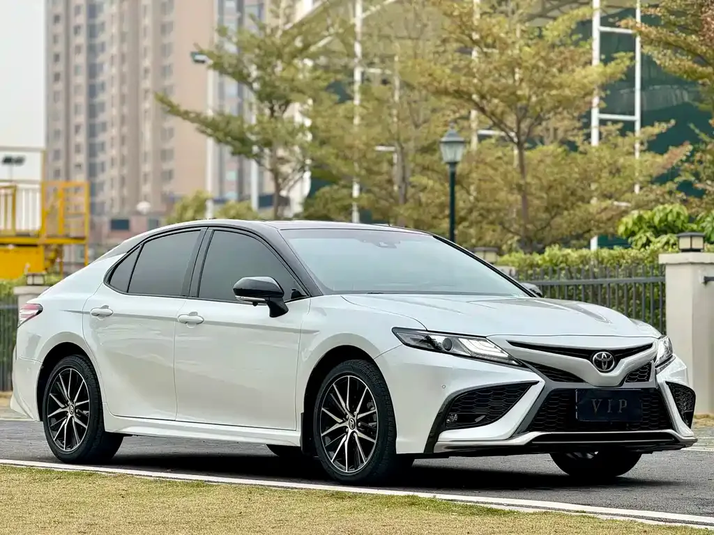 Toyota Camry — фото 2
