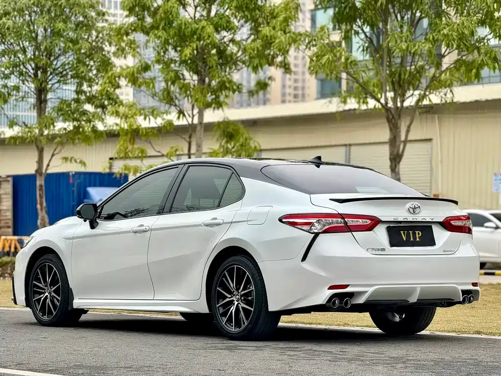 Toyota Camry — фото 5
