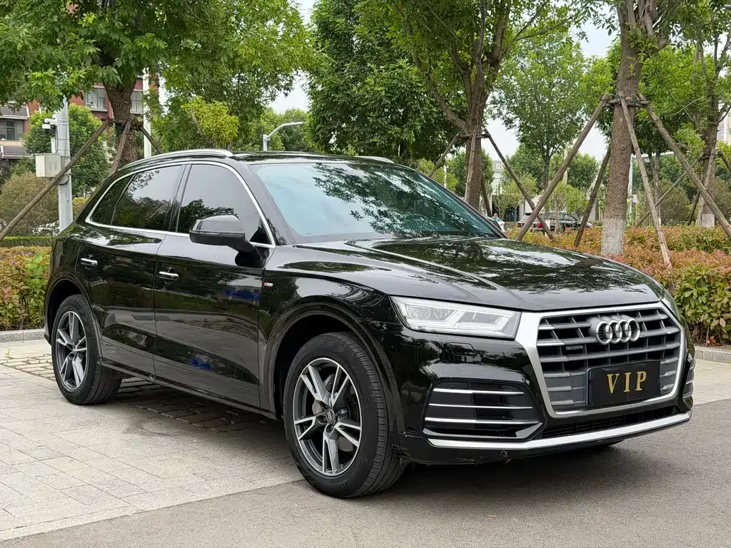 Audi Q5L — фото 10