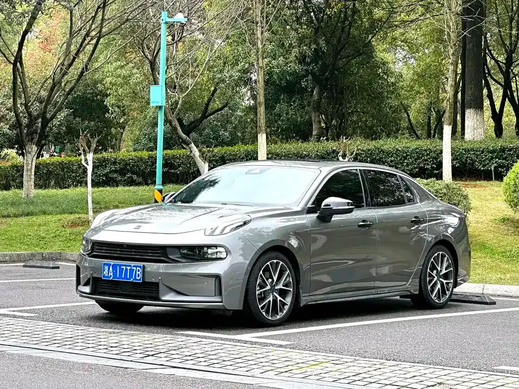 Lynk & Co 03