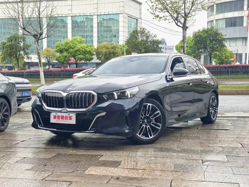 BMW 5 Series — фото 1