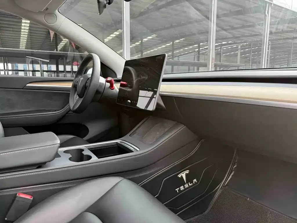 Tesla Model Y — фото 8