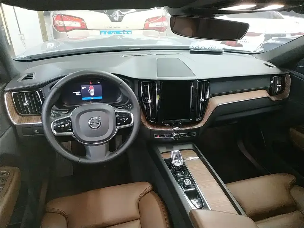 Volvo XC60 — фото 10