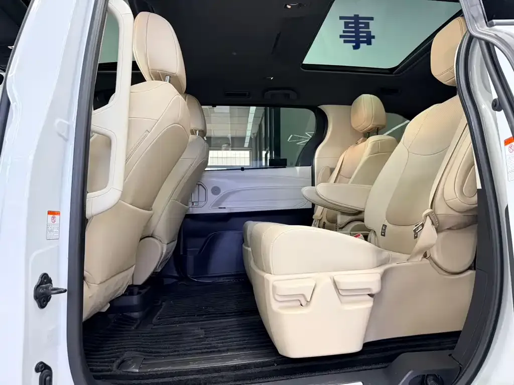 Toyota Granvia — фото 2