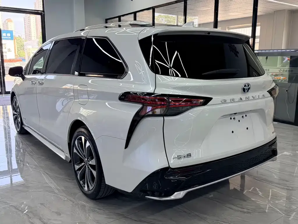 Toyota Granvia — фото 5