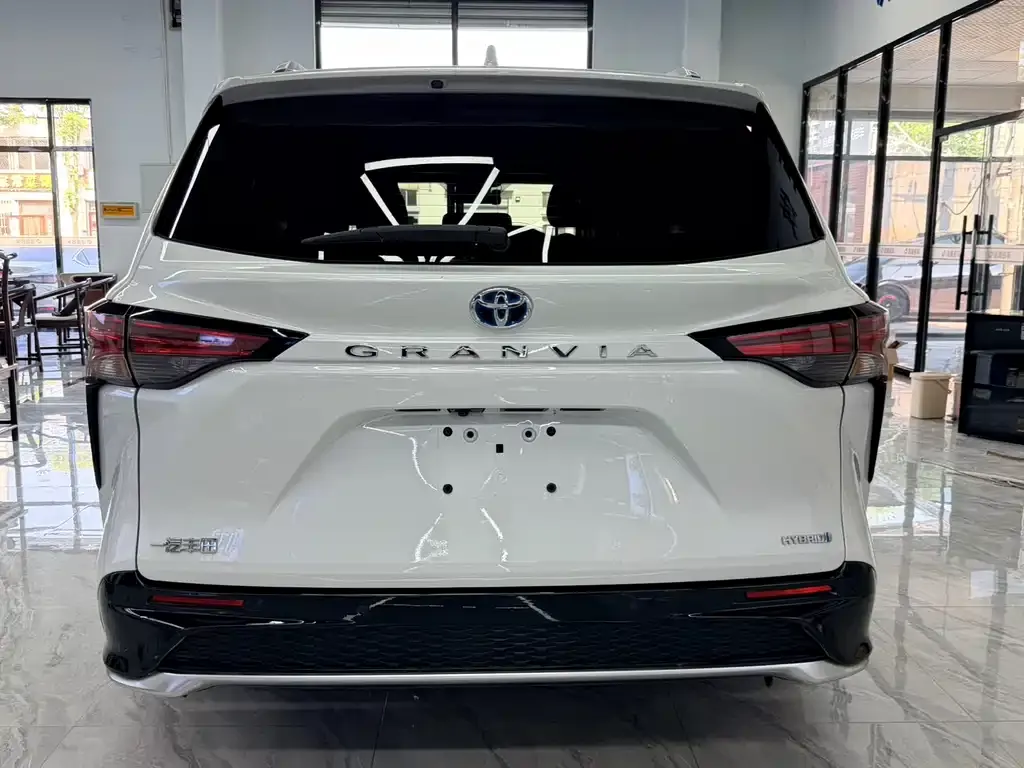 Toyota Granvia — фото 10