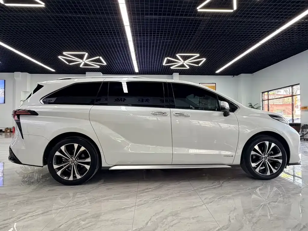 Toyota Granvia — фото 4