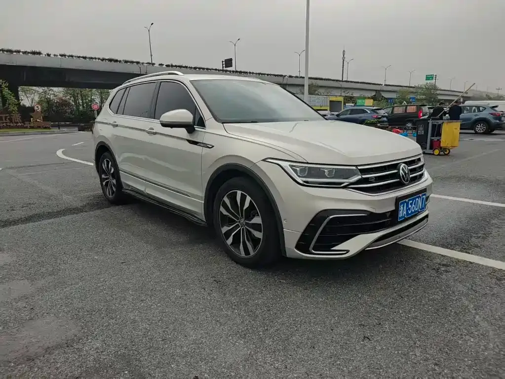 Volkswagen Tiguan L — фото 1