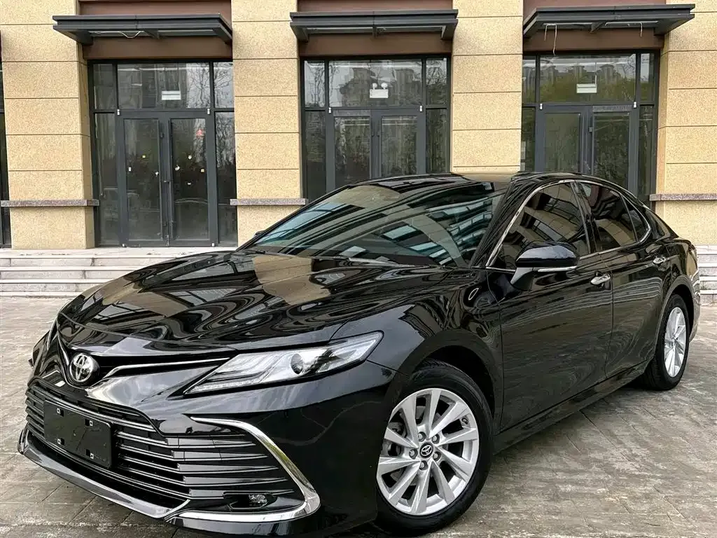 Toyota Camry — фото 1