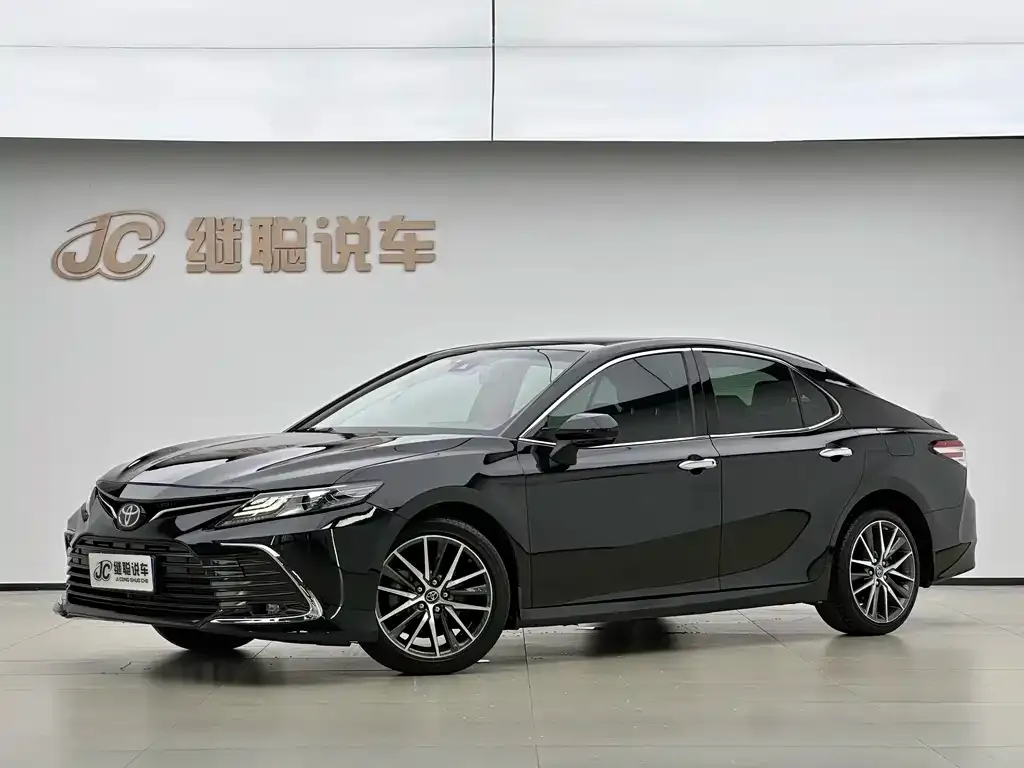 Toyota Camry — фото 1