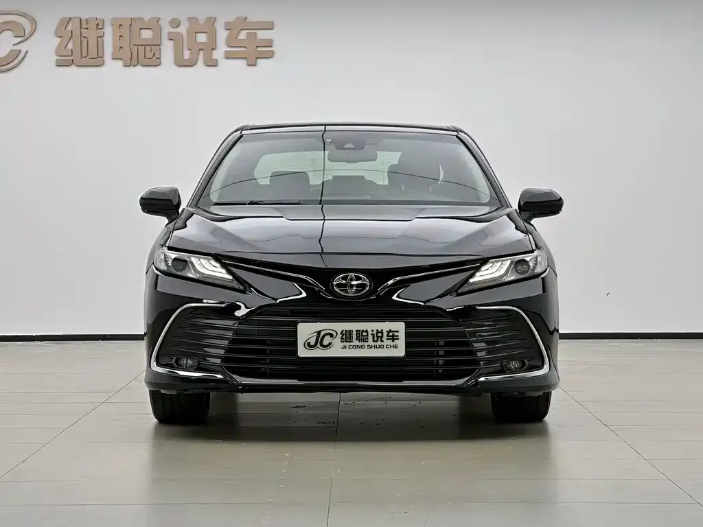 Toyota Camry — фото 5