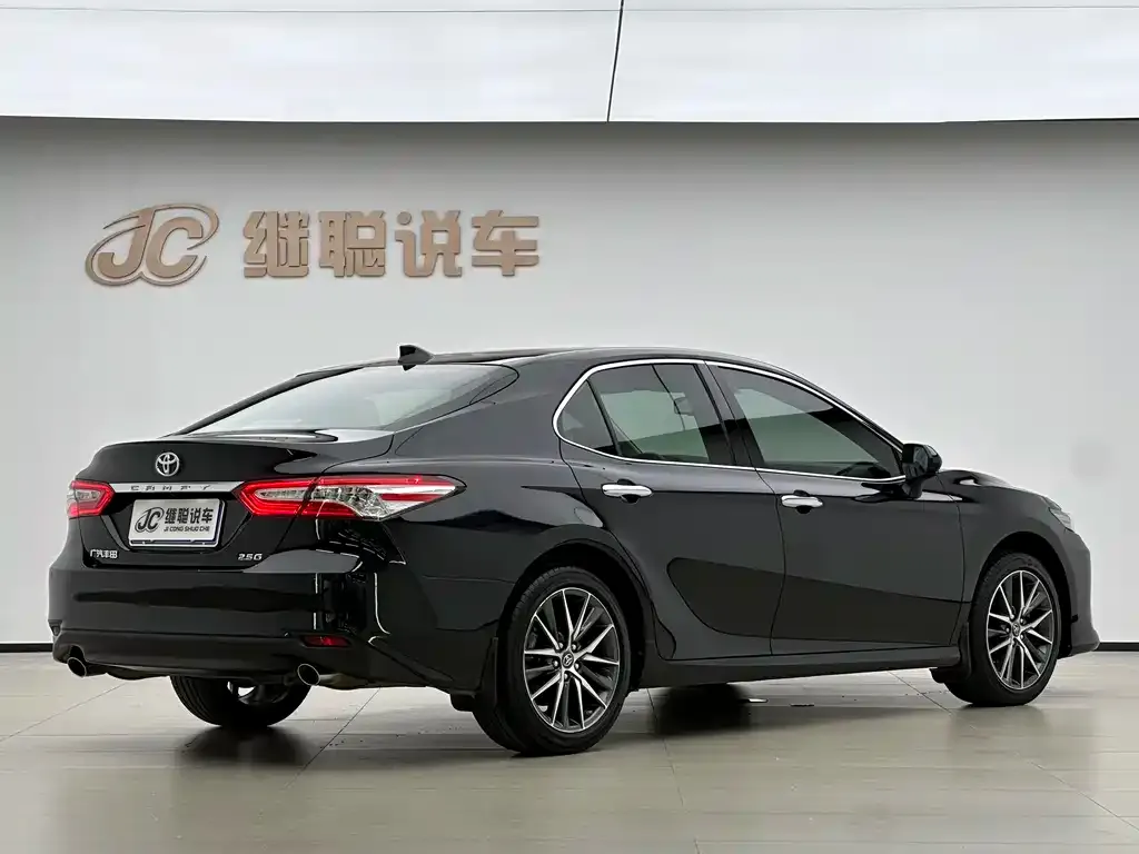 Toyota Camry — фото 4
