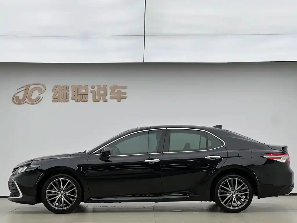 Toyota Camry — фото 2