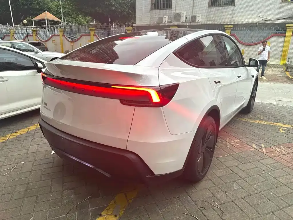 Tesla Model Y — фото 4