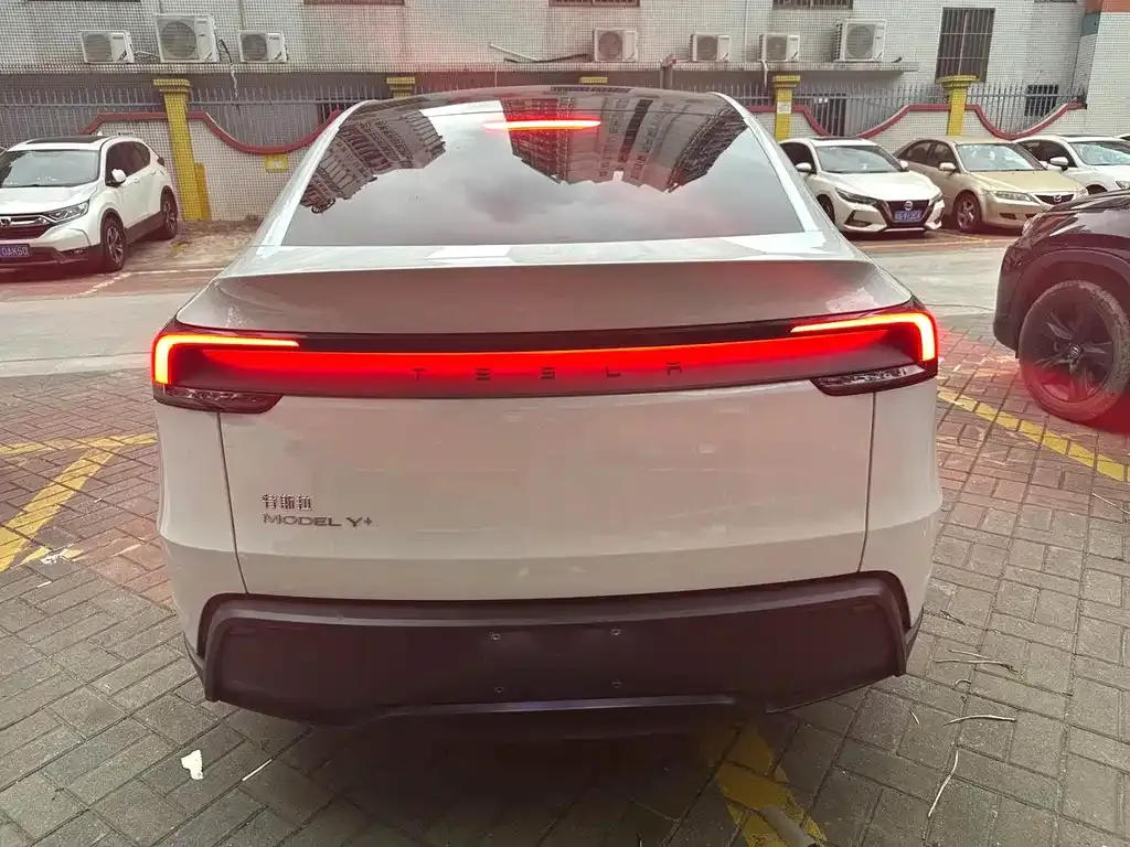Tesla Model Y — фото 8