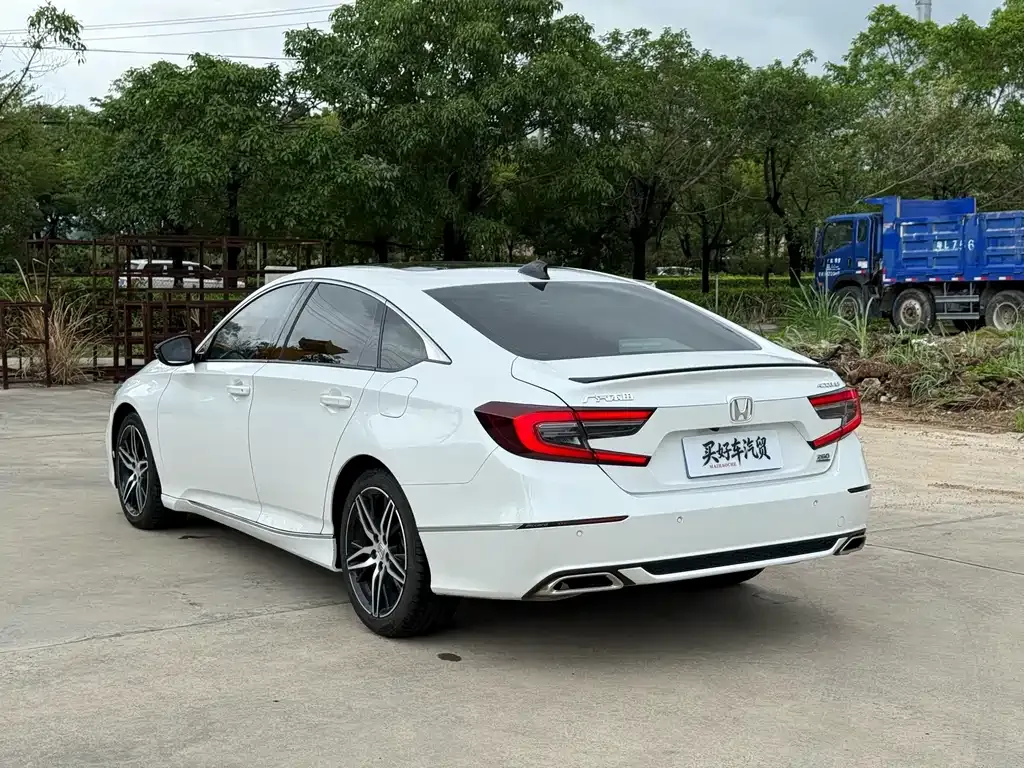 Honda Accord — фото 10
