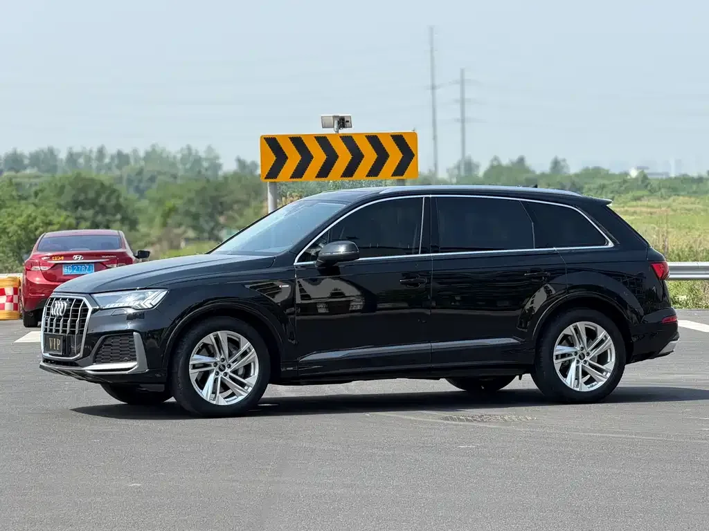 Audi Q7 2023 из CN, фото 7