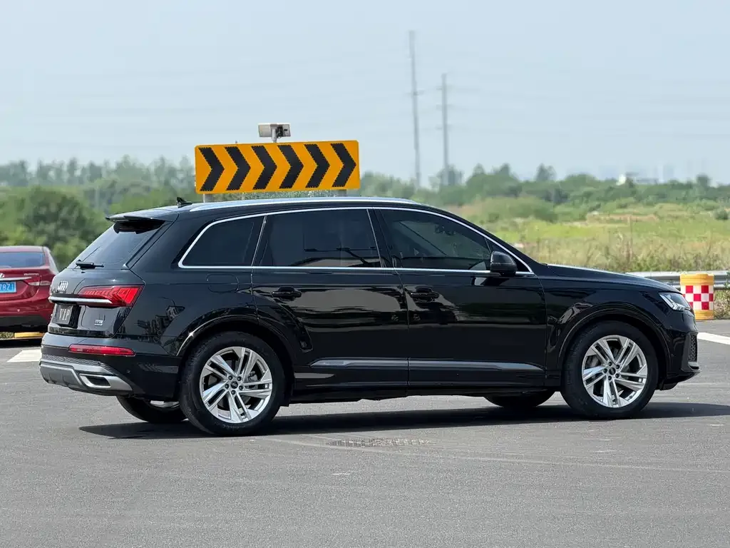 Audi Q7 2023 из CN, фото 8