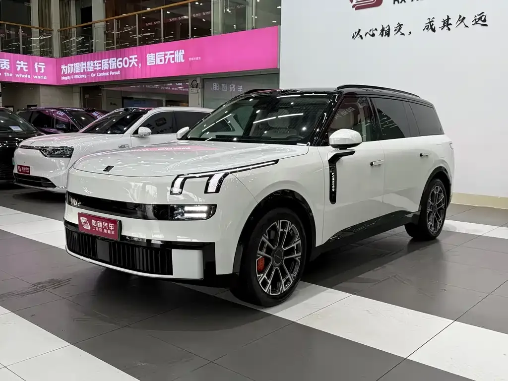 Lynk & Co 900