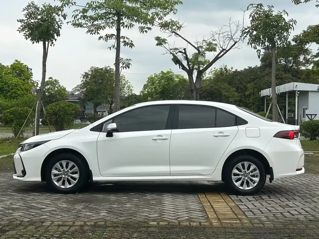 Toyota Corolla — фото 9