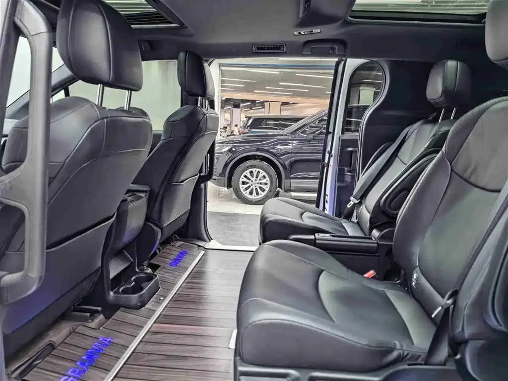 Toyota Granvia — фото 7