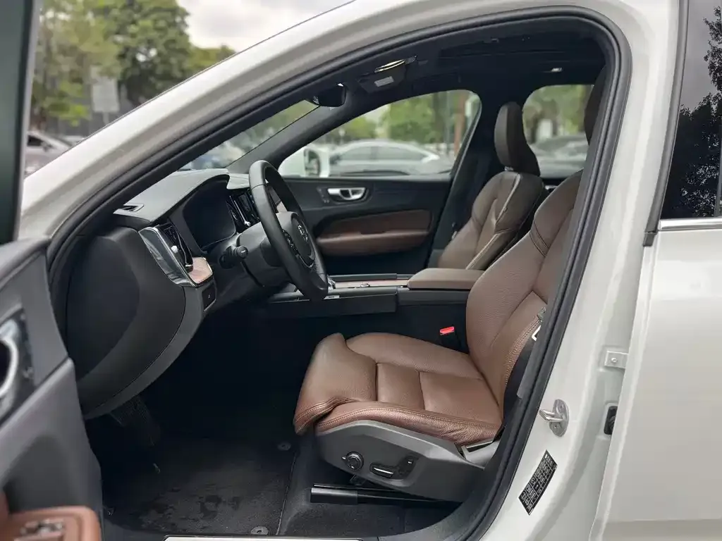 Volvo XC60 2024 из CN, фото 4