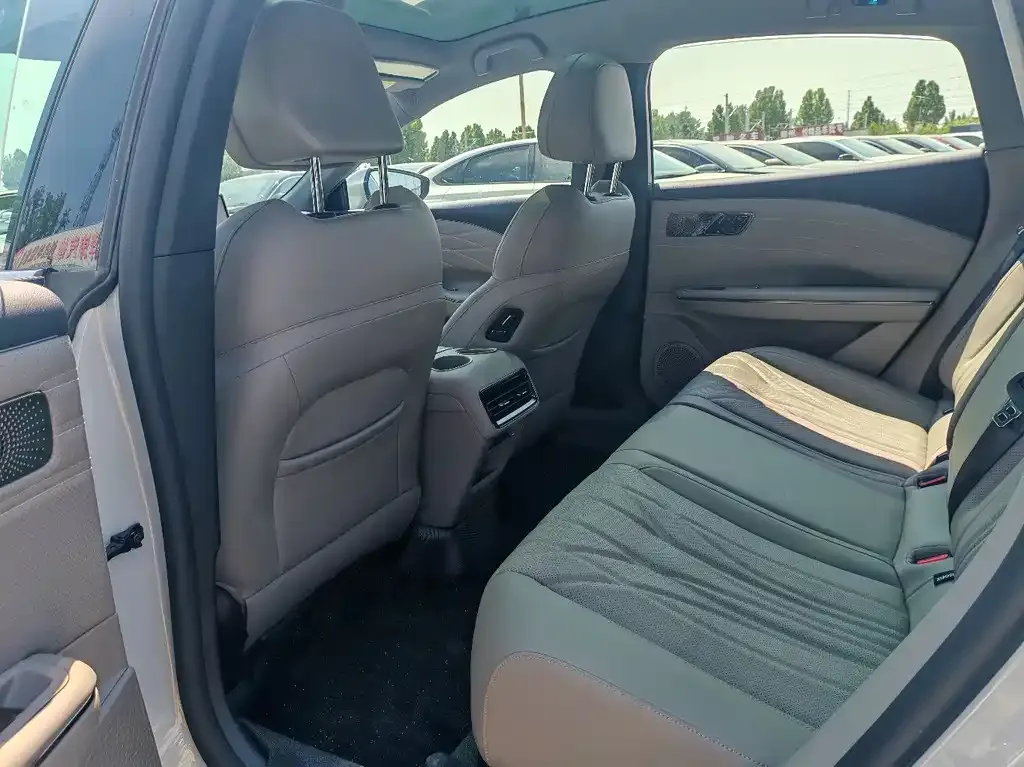 Geely Galaxy Xingyao 8 2025 из CN, фото 6