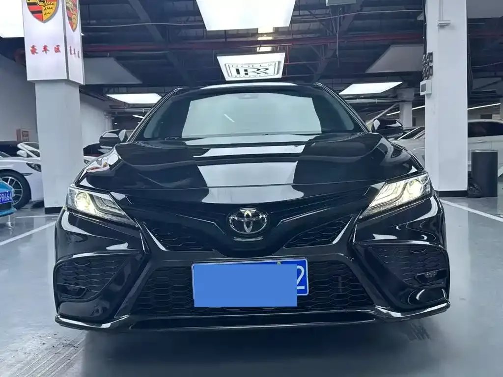 Toyota Camry — фото 2