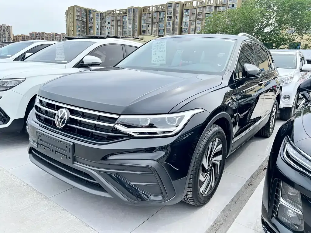 Volkswagen Tiguan L — фото 1