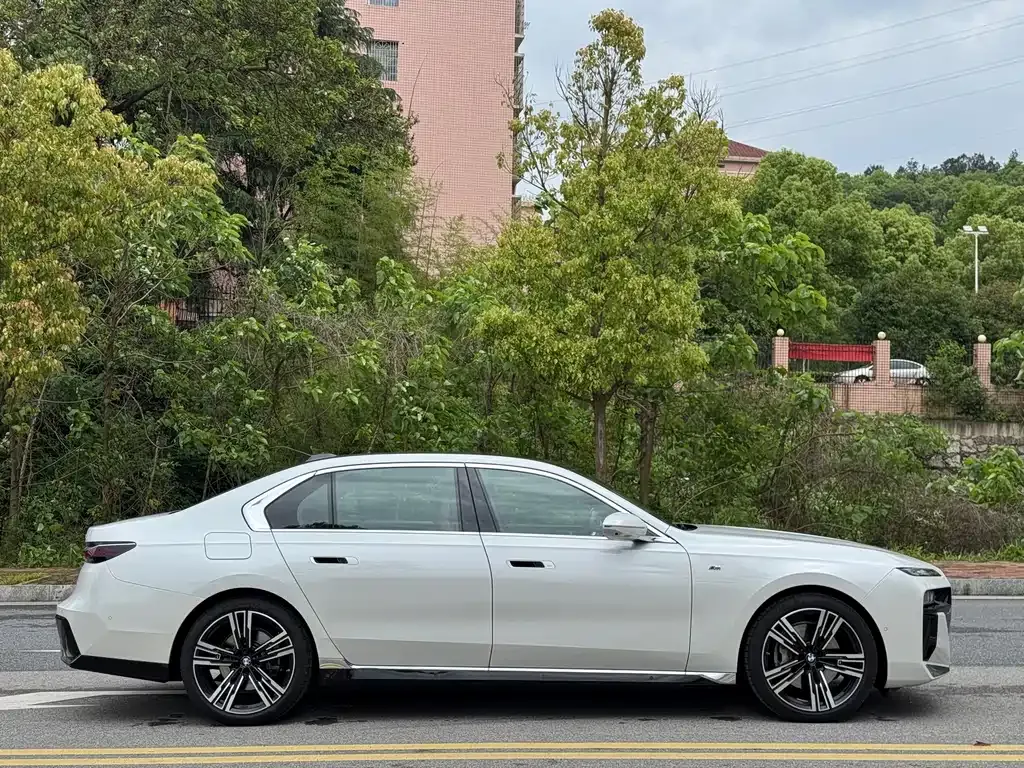 BMW 7 Series — фото 10