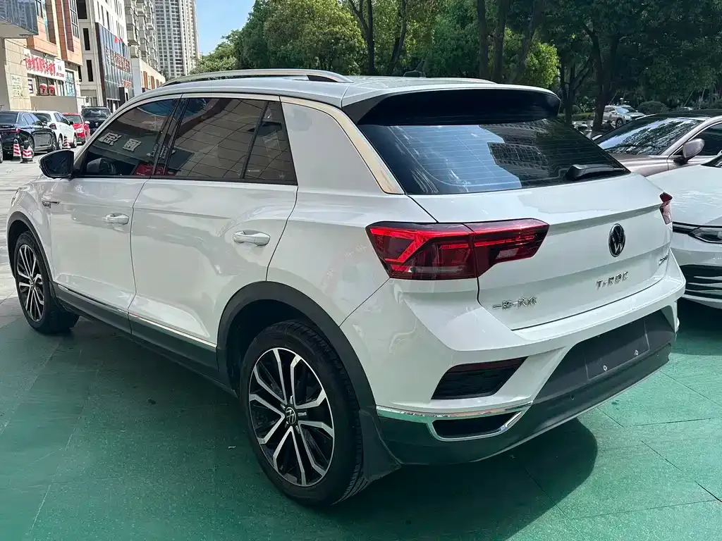 Volkswagen T-Roc — фото 10