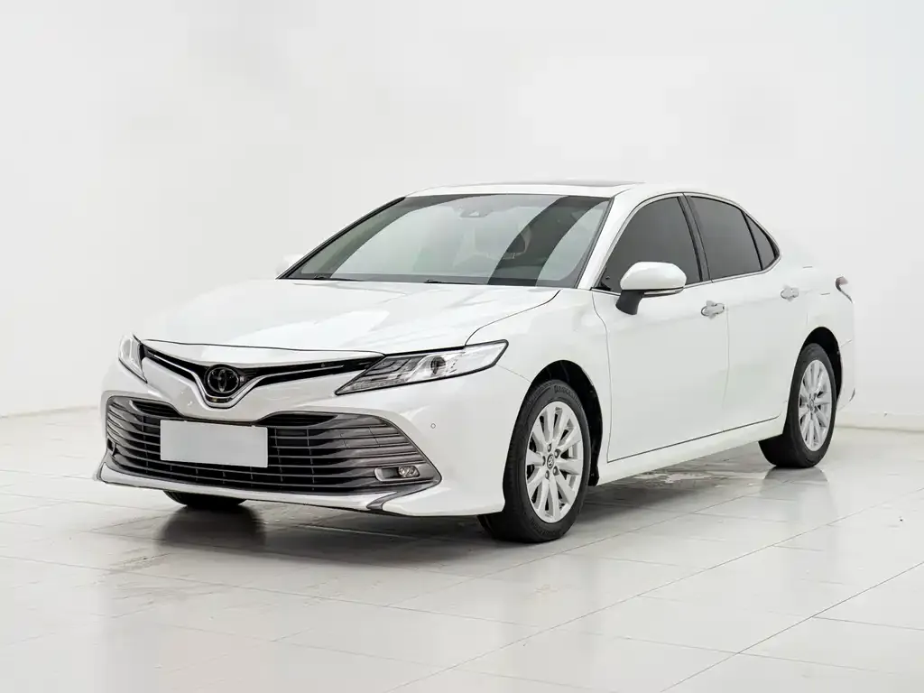 Toyota Camry — фото 1