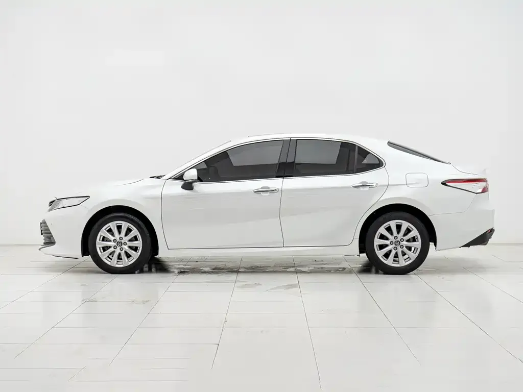 Toyota Camry — фото 5