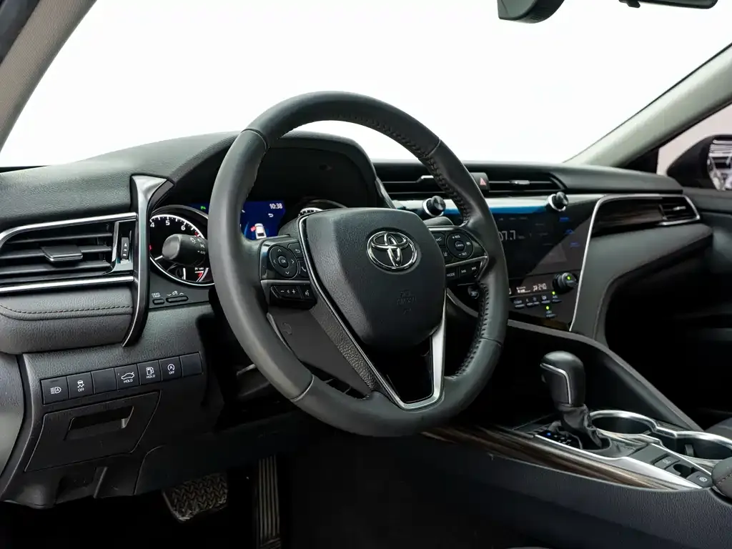 Toyota Camry — фото 9