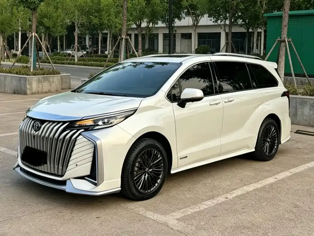 Toyota Sienna — фото 1