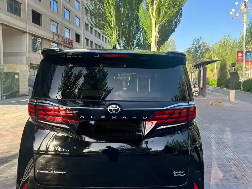Toyota Alphard — фото 4