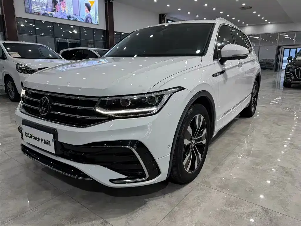 Volkswagen Tiguan L — фото 1