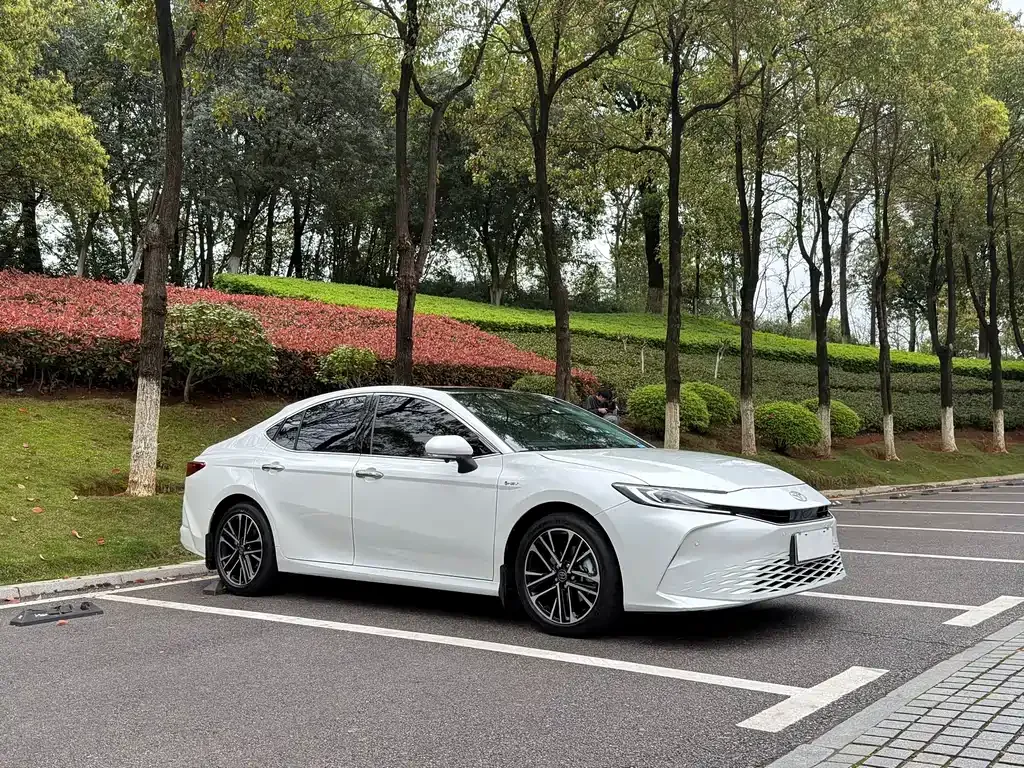 Toyota Camry — фото 8