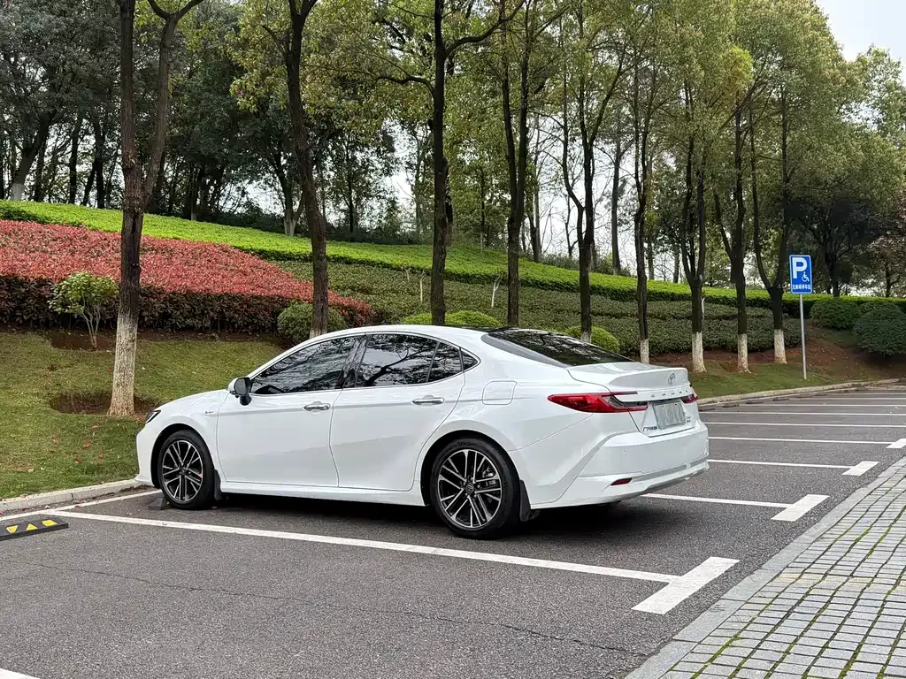 Toyota Camry — фото 5