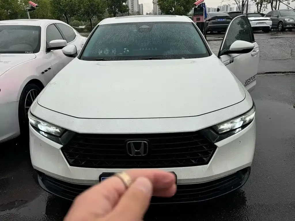 Honda Accord — фото 1