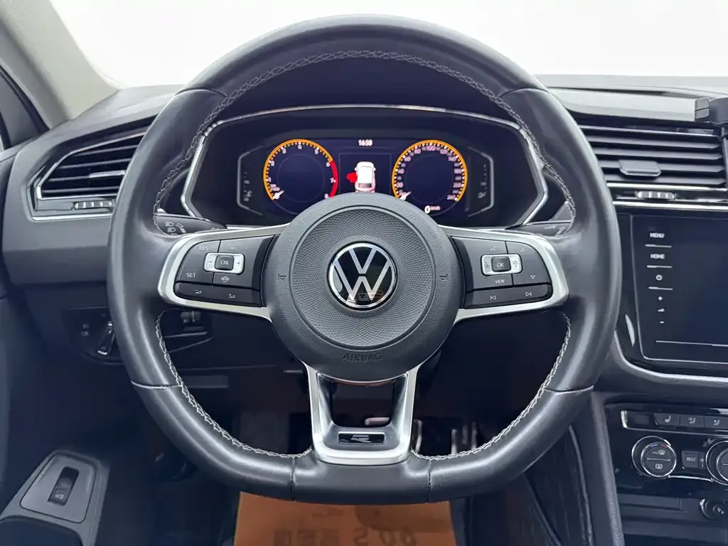 Volkswagen Tiguan L — фото 6