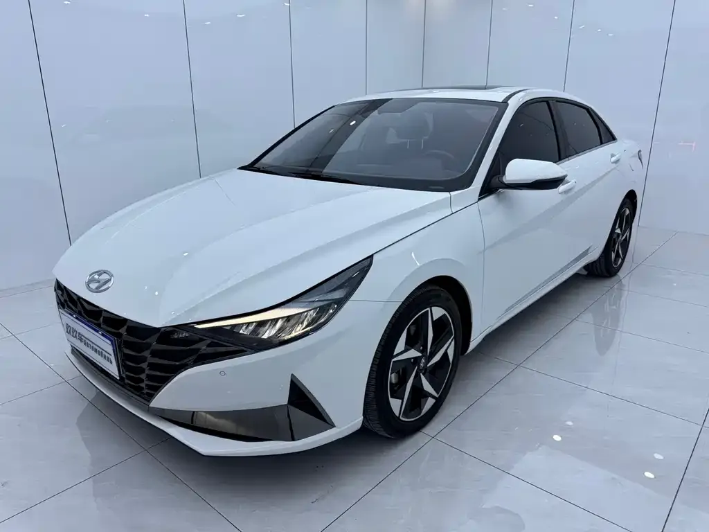 Hyundai Elantra — фото 1