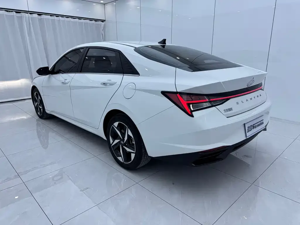 Hyundai Elantra — фото 2