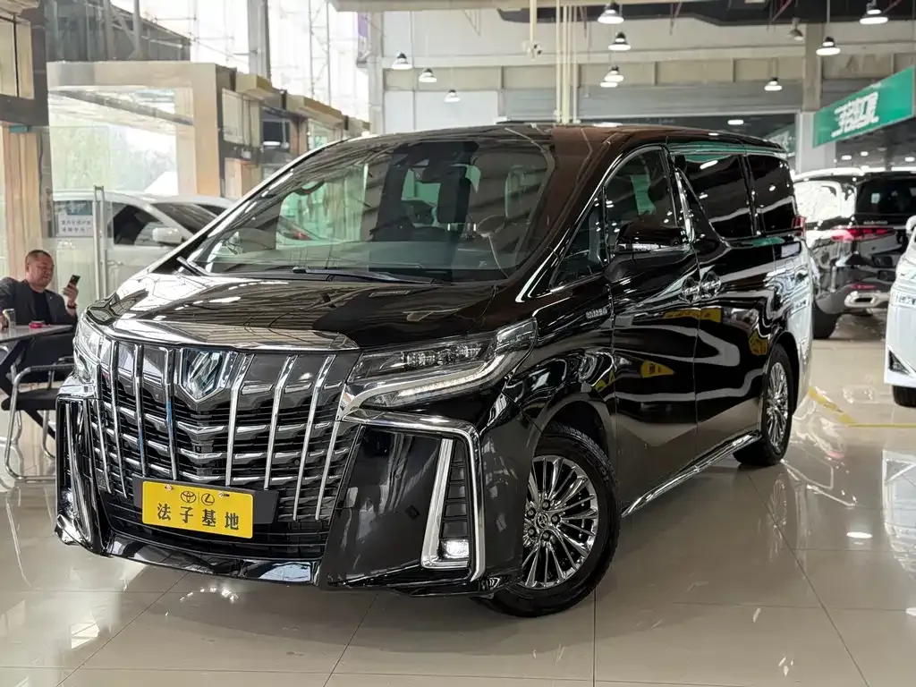 Toyota Alphard — фото 1