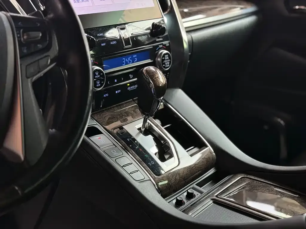 Toyota Alphard — фото 4