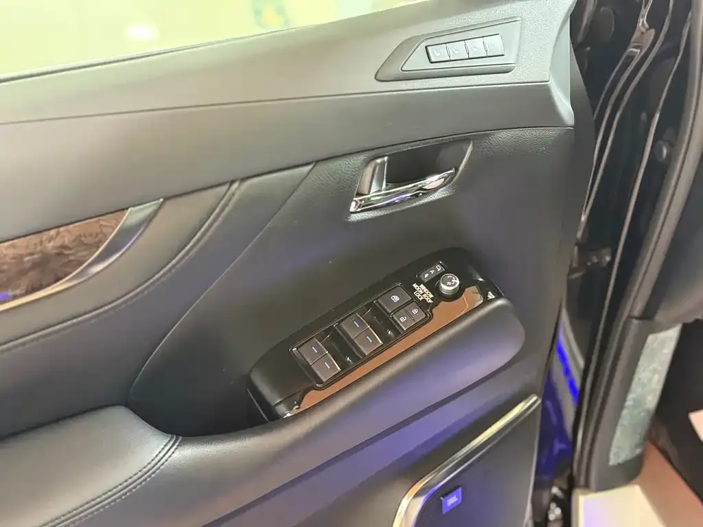 Toyota Alphard — фото 8